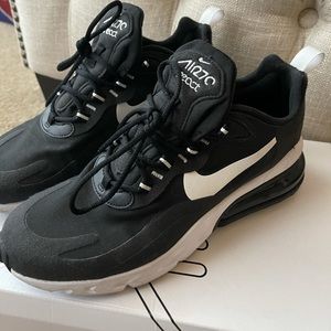 W AIR MAX 270 REACT size 9 black/white